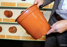 It's function is three-fold function: better loading efficiency, more efficient use of space, and no breaking edges.