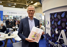 --> Like the Colour Your Story. So, in addition to sustainable innovations, Desch has also launched their new Colour Your Story #17. This edition showcases trend colours for spring/summer 2025, with highlights including:An exclusive interview with Marcel Zandvliet and Gabriëlle van Leeuwen of Dutch Flower Group, trend predictions by Hilde Francq, sustainable products such as D-Tect Plus and Recover, award winners: the Gold Medal and Fleuroselect FleuroStar Award 2025, and new products from such as Beekenkamp, Danziger and Selecta One.