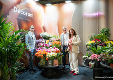 Frank van Holst of Montana lisianthus and Eric Jansen of Future Flowers, both growers of Decorum with Warja Abrosimova.