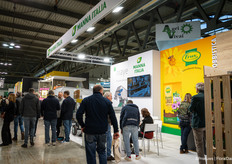 Crowds at the Manna Italia stand