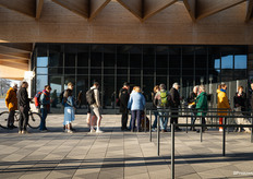 The first visitors were ready at 8am for the kick-off of the 2025 Keukenhof season