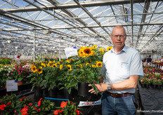 Gerard Werink of Syngenta with the Sunfinity Yellow/Red Bicolor