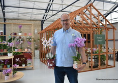 They specialise not only in small-flowered varieties - with around 30 to 50 flowers per plant and a flower size of 3 to 5 centimetres - but also in reusing value-added products. For example, a phalaenopsis in a tin or windlight, as in the picture.