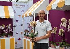 Stanislav Mora with Tina, a 'Big lip' variety. 90% of 'Big Lips' varieties have the lip the same colour as the petals. With Tina, this is not the case.