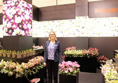 Sabine Seeling of Heuger next to the new HGC Winter Ballet Frilly Rosy