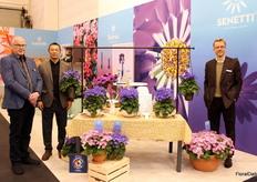 Klaas Droog, Munenori Inagaki and Ties Klapwijk of Suntory Flowers Europe, next to the new Senetti Blue Spoon. The variety won the Best Novelty Introduction Award in the Spring Plants category