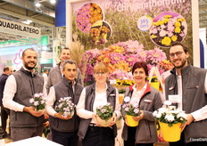 The Selecta team shows off their chrysanthemums