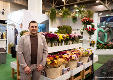 Erik van Wijk shows off the chrysanthemums of Kiep Flowers