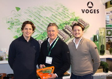 Matthijs together with his father Albert and brother Bastiaan Voges. The company makes 100% sustainable order mail packaging. Albert shows here that the product is well packed, and fits through the letterbox.
