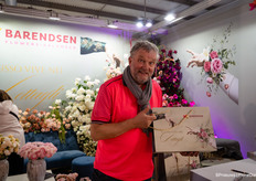 Jan de Boer at the Barendsen stand with a beautiful wall of roses