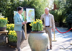 Time for the champagne! A typically Dutch tradition, it appeared from some reactions. Isn't this bad for the tulip? And a waste of champagne?