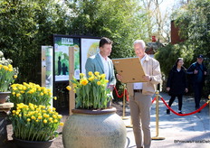 Eric Domb was very happy with the certificate and said he would like to work more with JUB Holland