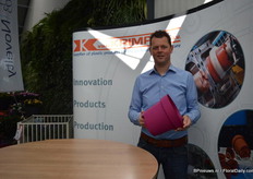 "Jacob Ballegooijen of Van Krimpen holding the DecoTainer. It is a decorative pot due to its simplicity. It is all in the name of this new container: Decoration and Container. The pot has been put on the market with the slogan: "Simply Beautiful"."