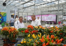 Ofrir Elasar (on the right) of Hishtil talking with a visitor.