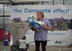 Riny WestDijk of ICL Specialty Fertilizers pooring fertilizers of ICL Specialty Fertilizers in the Osmocote of Flier Systemes. The fertilizers can offer a solution for several problems during cultivation; shelf life in the chain, lowering of the emission, fertilizing plant specific and separation of water and fertilizers.