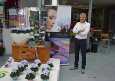 Marc van Heijningen from Schoneveld Breeding with one of the new concepts: the Make-upz cyclamen