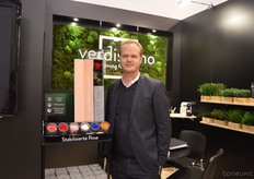 Ole Faarbaek Jensen of Verdissimo standing next to one of their new introductions: a long stem preserved rose in a gift box. They grow and preserve all sorts of flowers and has 18 ha under production in Ecuador, Colombia and Spain. They only supply preserved flowers.