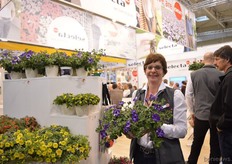 Daniela Lenk of Selecta One. She is holding the Nightsky, a petunia that has been introduced last year and also won the Euro Star Awards. According to Lenk, the popularity of this petunia is increasing fast. The Nightsky is also nominated for the Salon du Vegetal Novelties awards.