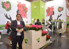 Manfred Sitorius of Geranien Endisch. He his holding one of their bicolored pelargoniums. According to Sitorius, the bicolored pelargoniums are becoming increasingly popular. Also the red and rainbow trilogy is becoming more popular.