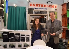 Laëtitia and Bruno Barthelemy of Ets Jean Berhelemy. In the middle, a pot for plants with long roots. This pot can easily be opened to take a look at the roots.