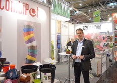 Verner Vest of Elmer Print standing in front of the Combipot containers. Recently Combipot is acquired by Oboya. This addition enables Oboya to offer the growers a broader assortment of packaging products.