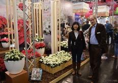 Jocob Smolenaar from Moerheim Plants, togehter with his Japanese collegue Sayaka Ishikawa. The breeder managed to produce a white-white poinsettia, a real scoop within the breeding of poinsettias!