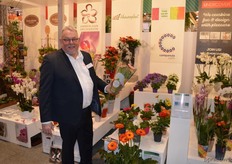 Dolf van Heijningen showing a new packaging line for gerbera's from nursery Freek van der Velden.