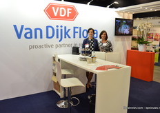 Van Dijk Flora, one of the Dutch Flower Group representatives, is already supplying one of the biggest retailers in the country. It is, of course, hoped other retailers will follow! On the picture Ewelina Halasek and Iweta Lischka