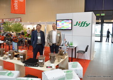 Jiffy International. According to the gentlemen on the picture, with the bio-degradable pots&productus of Jiffy there is a world to win in Poland. On the photo Przemyslaw Wrzesniewski and Przemyslaw Kowalewski