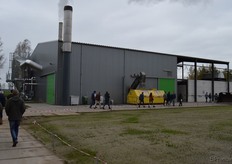 On our way to the modern biomass bioler, an innovative installation that generates energy by burning wood. A large part of the energy from the gases are converted into heat, so the (clean) exhaust pipe is not hotter than 40-50 degrees.