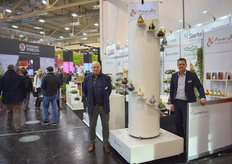 Cees Bronkhorst and Ronald Lamers of SierteeltSales with the artistic and hand-crafted amaryllis bulbs of their client Amaryllis Unique.
