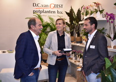 Kees Verkade of PDI and Dave Bakkenes of Greenpartners talking to Esther van Geest.
