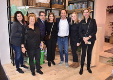 Dave Hoekstra of Koen Pack and some interested visitors from Canada.