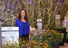 Regina Dinkla with Florensis shows the Echinacea Sombrero.