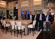 Van Tuijl Haaften was represented by Frits v. Duijn, Nico den Hertog, Gijsbert v. Tuijl, Gerardus Veenema and Willem Vermeer. One of the novelties was a 125 cm long tray for strawberry production.