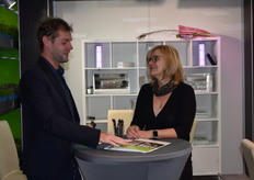 Oliver Dörr and Katja Bruchmann of DH Licht, presenting tests one can and actually should do before changing the lighting in the greenhouse.