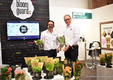 Thomas Leithe and Ewald Bouwmeister of  Weber Verpackungen with the Bloomguard. Recently, they introduced a longer version of this sleeve; 47 cm.