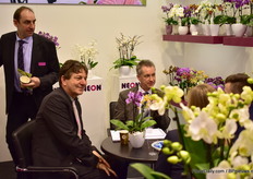 Jan Klussmann of  Klussmann Gartenbau talking with clients.