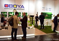 Procek informs a visitor about their new biobased sleeve.