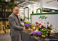 Axel Hallum of Flroacup presents the Jiffy paper and waterproof pot. Last year, they trialed the pot at 3Danish nurseries and the reactions were very positive. Gartneriet  Tvillingaard will supply part of their production in these pots this year.