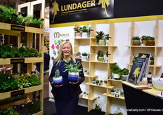 Olga Lundager of Lundager presents their new ceramics, which are handmade and therefore all unique. The material is stoneware. "Regarding quality, stoneware is just under Porcelain", she says.
