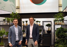 Brother Bakker of Mondo Verder, presenting the assortment ficus, pachira, ceramics and more.