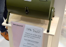 Customers who order for 500 euros, get this BBQ. And if you spend even more, other nice presents are thrown in.