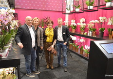 Micha Grootscholten and Rick van Vliet of Levoplant receiving Diana Duijvestijnen and Marian Kester of DENK communicatie
