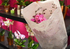 This way, the flowers are well protected during transport, and the sleeve only has to be cut loose.