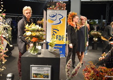 In addition to floral pieces, they also tried to show what else you can use flowers for.