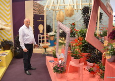 Klaas Droog of MNP Flowers, which won two awards at the IPM in the category ‘best introductions’: for the Xerochrysum Gravia Gold and for the Mandeville Mimi Yellow