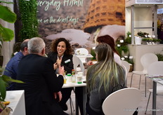 Maya Avni of Hishtil talking with clients.