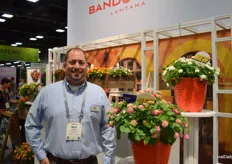 Mark Esoldo with Syngenta Flowers, next to the Bandolista Lantana, the perfect heat loving option for beautiful baskets.