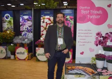 Bart Hayes with the German Breeder Westhoff next to the Dianthus Best Friends Forever series which is available in 6 colors